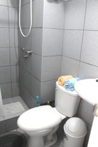 a bathroom with a toilet and a sink and a shower at Alquilo Dpto Equipado San Isidro in Lima +15 photos