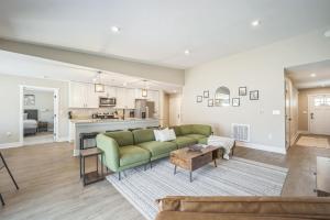 Η κουζίνα ή μικρή κουζίνα στο Spacious 10BR 10BA Combined Condos in Traverse City +22 φωτογραφίες