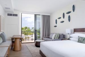 Postel nebo postele na pokoji v ubytování Maui Coast Hotel
