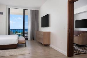 Uma TV ou centro de entretenimento em Maui Coast Hotel