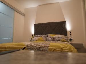 a bedroom with a bed with yellow and gray sheets at VIVA VIGO tu escapada perfecta 2 in Vigo +15 photos