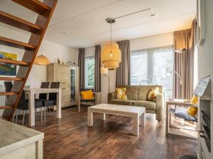 una sala de estar con un sofá y una mesa en Holiday House in Netherlands near the Coast, en De Cocksdorp