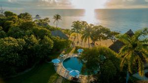una vista aerea di un resort con piscina e oceano di Turtle Inn by Francis Ford Coppola a Placencia