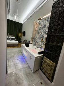 Llit o llits en una habitació de Jacuzzi Berka Apartamenty