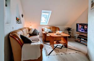 Posezení v ubytování Waldblickwohnung mit schöner Terrasse und Kamin
