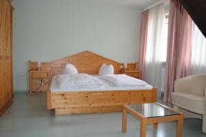 Postel nebo postele na pokoji v ubytování Alte Post - Hotel Am Rhein-Ufer Laufenburg