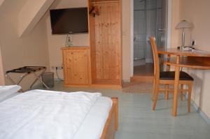 Postel nebo postele na pokoji v ubytování Alte Post - Hotel Am Rhein-Ufer Laufenburg
