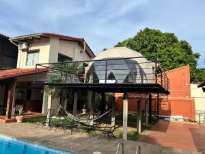 圣克鲁斯Gaman Hotel Glamping的一座顶部带有圆顶的游泳池。