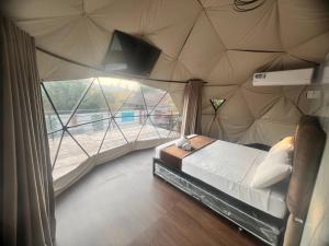 a room with a tent with a bed and a window at Gaman Hotel Glamping in Santa Cruz de la Sierra +26 photos