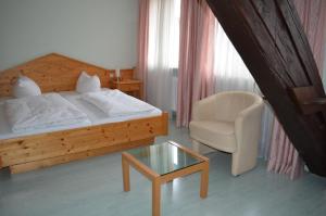Postel nebo postele na pokoji v ubytování Alte Post - Hotel Am Rhein-Ufer Laufenburg