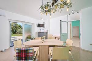 a dining room with a wooden table and chairs at B&B Dia in Murine
