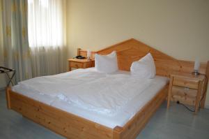 Postel nebo postele na pokoji v ubytování Alte Post - Hotel Am Rhein-Ufer Laufenburg