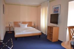 Postel nebo postele na pokoji v ubytování Alte Post - Hotel Am Rhein-Ufer Laufenburg