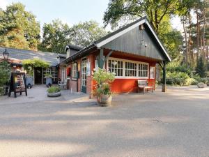 een klein gebouw met een bord ervoor bij Markelo Lodge Near Trails in Markelo
