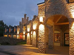 un edificio de piedra con luces encendidas por la noche en Chalet in Texel near Dunes and Water, en De Cocksdorp
