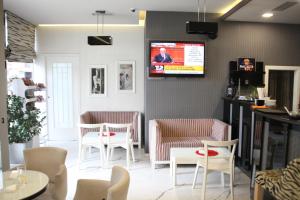TV a/nebo společenská místnost v ubytování Fjortes Hotel