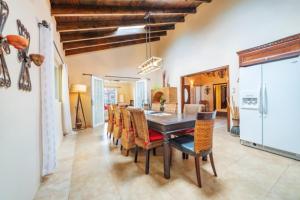 Un comedor con mesa y sillas en Casa Luna Entire Home, en Palm-Eagle Beach