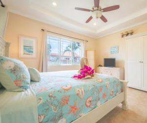Un dormitorio con una cama y un ventilador de techo. en Casa Luna Entire Home, en Palm-Eagle Beach 23 fotos más