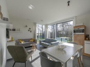 Kuchyň nebo kuchyňský kout v ubytování Modern Coastal Escape