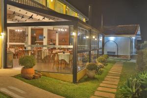 a building with a restaurant with tables and chairs at Pousada Il Villaggio in Santo Antônio do Pinhal +120 photos