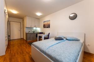 una camera da letto con un letto e una cucina con un tavolo di Flex SelfCheckIns 113 - Zagreb - Studio Apartment - New a Zagabria