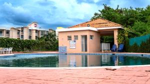 La alberca dentro o cerca de Comfortable house