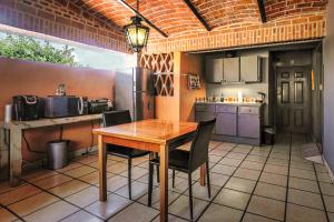 Kuchyň nebo kuchyňský kout v ubytování Casa del Sol Inn