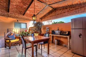 Kuchyň nebo kuchyňský kout v ubytování Casa del Sol Inn