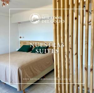 ラス・グルータスにあるHotel Mirador Del Golfoの木製の柱式ベッド付きのベッドルームのポスター +36枚の写真
