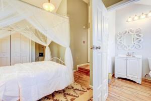 Charming Laurel Home with Gazebo and Fireplace!客房内的一张或多张床位