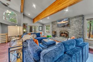Χώρος καθιστικού στο Upscale Incline Village Home with Hot Tub & Sauna