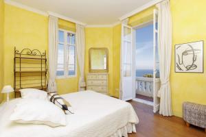 Postel nebo postele na pokoji v ubytování Villa Oneiro, vue imprenable à Théoule-sur-mer + 71 fotografií
