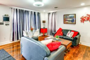 Charming Laurel Home with Gazebo and Fireplace!的休息区