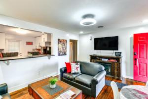德尔马Charming Laurel Home with Gazebo and Fireplace!的带沙发和电视的客厅