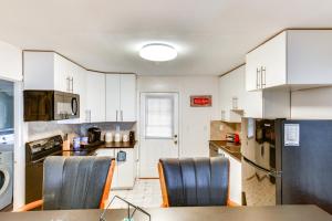 Charming Laurel Home with Gazebo and Fireplace!的厨房或小厨房