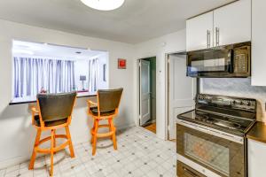 Charming Laurel Home with Gazebo and Fireplace!的厨房或小厨房