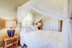 Charming Laurel Home with Gazebo and Fireplace!客房内的一张或多张床位