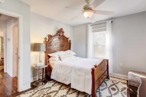 Charming Laurel Home with Gazebo and Fireplace!客房内的一张或多张床位