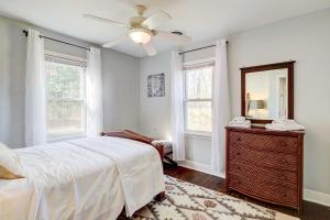 Charming Laurel Home with Gazebo and Fireplace!客房内的一张或多张床位