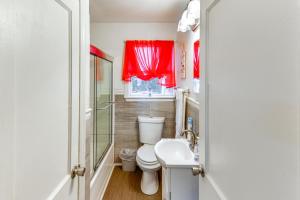 德尔马Charming Laurel Home with Gazebo and Fireplace!的一间带卫生间的浴室和一个带红色窗帘的窗户。 更多18张照片