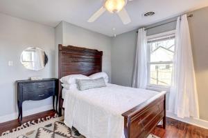 Charming Laurel Home with Gazebo and Fireplace!客房内的一张或多张床位