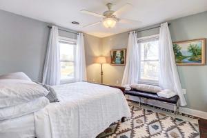 德尔马Charming Laurel Home with Gazebo and Fireplace!的带床和吊扇的卧室