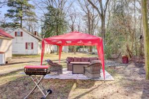 Charming Laurel Home with Gazebo and Fireplace!外面的花园