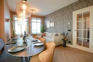 Una mesa de comedor y sillas en una sala de estar. en Haya Beachhouse - King, en Scheveningen