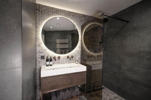 un baño con lavabo y espejo en Haya Beachhouse - King, en Scheveningen 14 fotos más