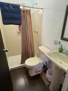ein Badezimmer mit Toilette, Waschbecken und Dusche in der Unterkunft Casa en Pesquería NL, cerca del Aeropuerto de Monterrey in Villa Juárez