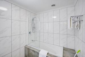 Bilik mandi di Sunny Oasis - Havelock North Retreat +22 gambar