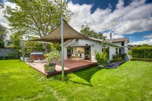 Taman di luar Sunny Oasis - Havelock North Retreat