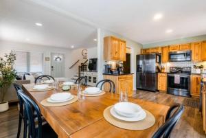 a kitchen and dining room with a wooden table and chairs at Huckleberry Ridge at Massanutten in McGaheysville