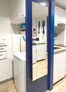 Kuchyňa alebo kuchynka v ubytovaní Appartamento Blu a Milano zona Ripamonti vicino allo IEO